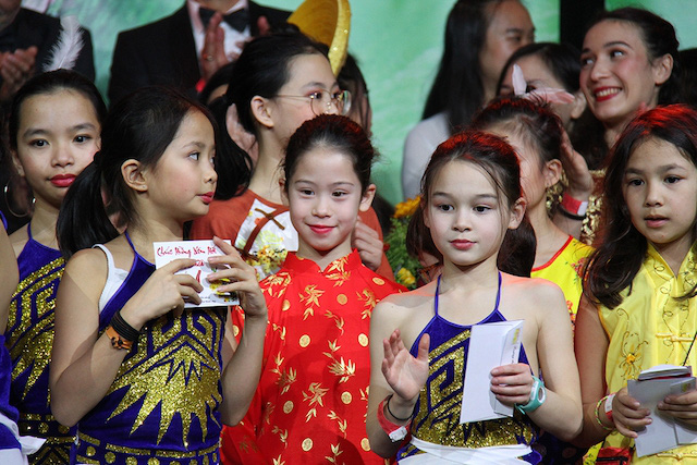 Children are happy to receive lucky money