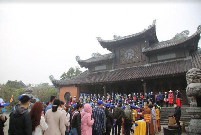 Bai Dinh Pagoda in Ninh Binh Province presents free medical masks to tourists to prevent nCoV spread. (Photo: NDO) 