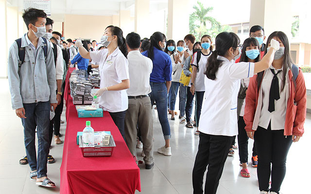 Vinh Long University of Technology Education measures students body temperature on the morning of February 3, 2020. (Photo: NDO) 