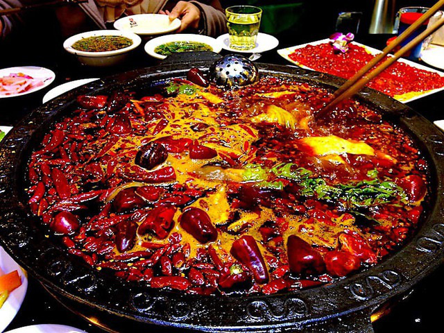“Tuyệt chiêu” vớt váng mỡ từ nồi lẩu thu hút hàng trăm nghìn lượt xem - Ảnh 2.
