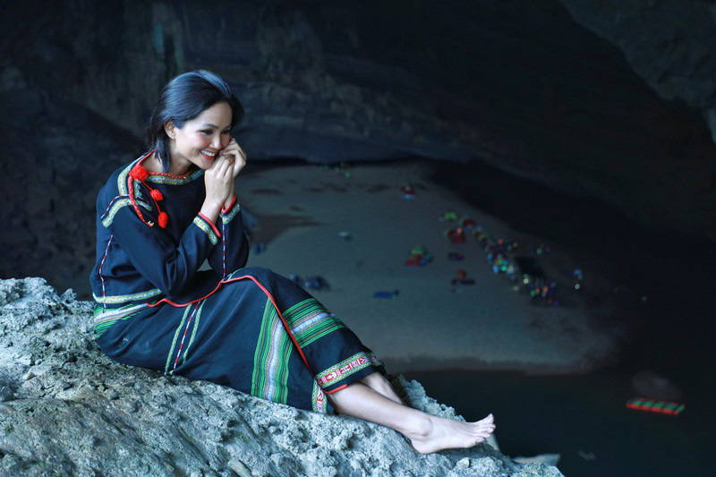 Chi&ecirc;m ngưỡng bộ ảnh đặc biệt của Hoa hậu HHen Ni&ecirc; tại hang Sơn Đo&ograve;ng - Ảnh 14.