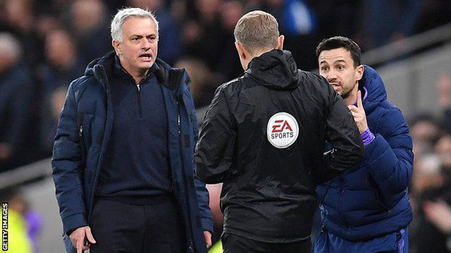 Biểu cảm hài hước của HLV Mourinho khi Tottenham chịu phạt đền - Ảnh 1. Biểu cảm hài hước của HLV Mourinho khi Tottenham chịu phạt đền - Ảnh 1.