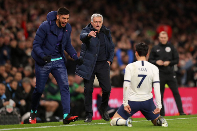 Biểu cảm hài hước của HLV Mourinho khi Tottenham chịu phạt đền - Ảnh 2. Biểu cảm hài hước của HLV Mourinho khi Tottenham chịu phạt đền - Ảnh 2.