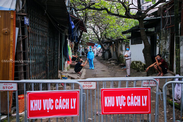 COVID-19: Tuyên bố đại dịch, Mỹ cấm đi lại với châu Âu, Hà Nội phong tỏa ngõ tại Cầu Giấy - Ảnh 4.