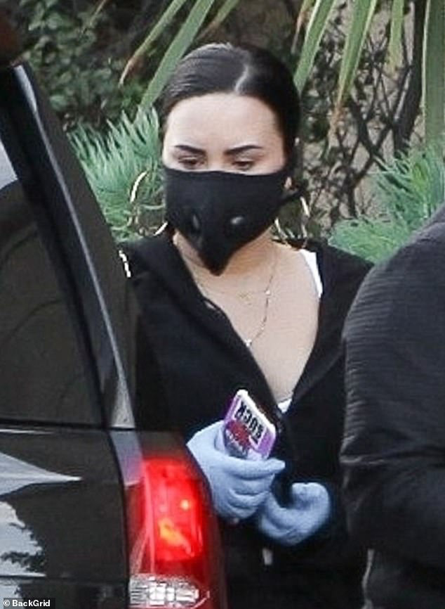 Demi Lovato trang bị cẩn thận giữa đại dịch COVID-19 - Ảnh 1.