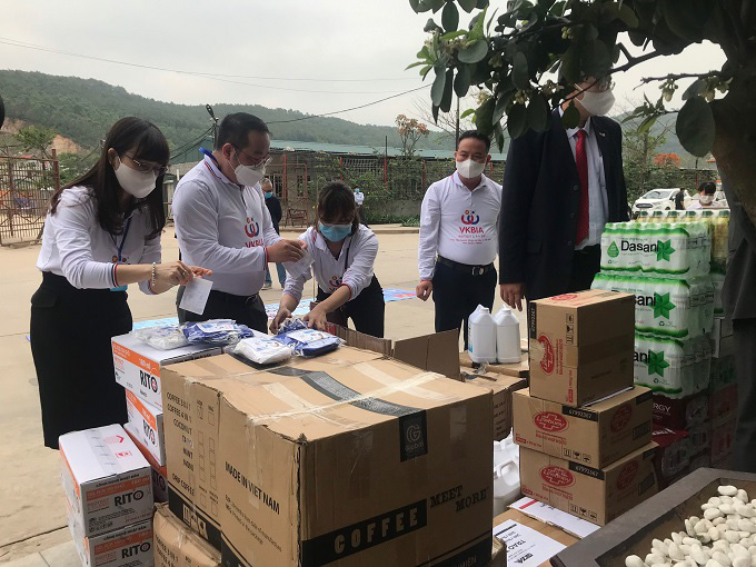 The VKBIA and KORCHAM delegation present masks, disinfectants and other necessary items to the Vietnamese and Republic of Korea people under quarantine in Quang Ninh province. 