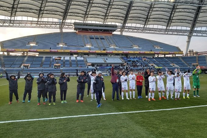 
Vietnamese players applaud fans after the match. (Photo: VFF) 
