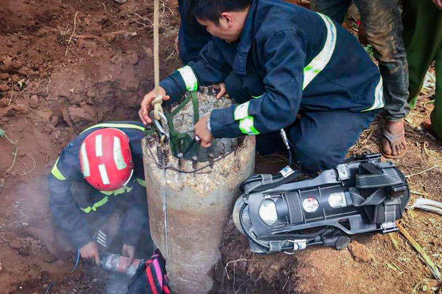 Giải cứu bé trai mắc kẹt trong trụ điện suốt 5 giờ - Ảnh 1.