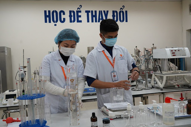 Một đại học chi 2 tỷ đồng pha chế gel rửa tay sát khuẩn tặng cộng đồng - Ảnh 1.