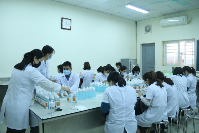 Một đại học chi 2 tỷ đồng pha chế gel rửa tay sát khuẩn tặng cộng đồng - Ảnh 2.