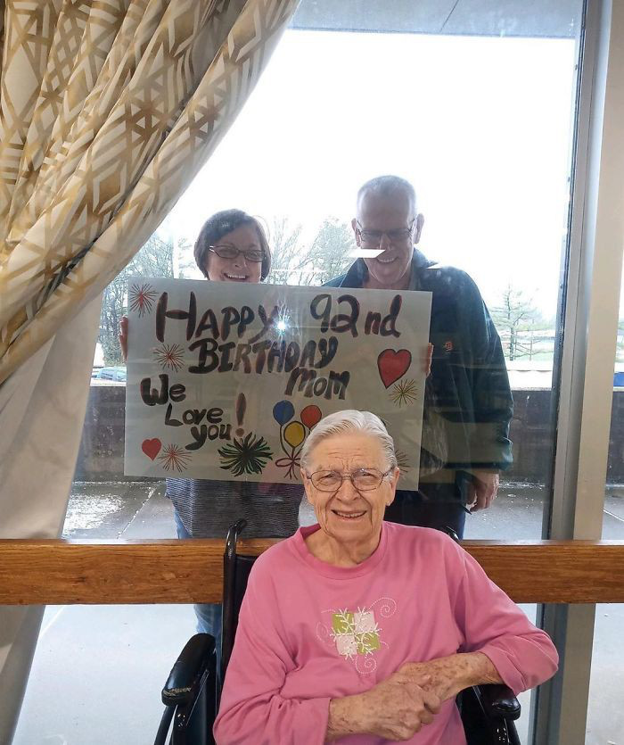 H&igrave;nh ảnh mu&ocirc;n kiểu sinh nhật khi phải c&aacute;ch ly thời dịch COVID-19 - Ảnh 8.