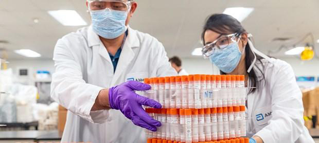 Mỹ ra mắt thiết bị xét nghiệm SARS-CoV-2 trong 5 phút - Ảnh 1.