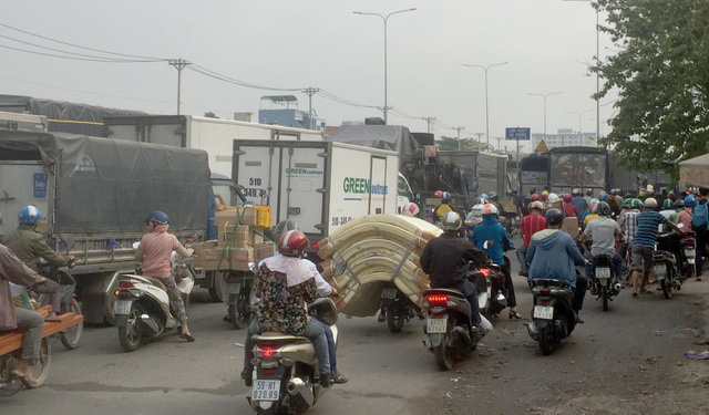 TP.HCM: Xe tải tông xe container, 3 người kẹt trong cabin tử vong - Ảnh 2.