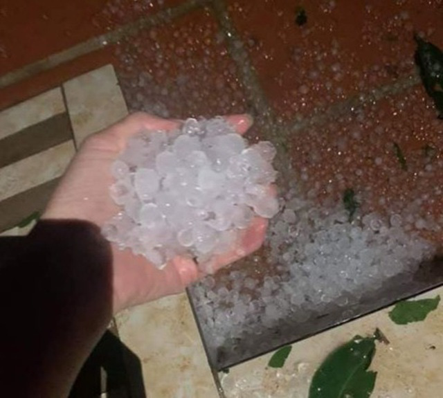 Mưa đá, giông lốc xuất hiện tại thành phố Yên Bái - Ảnh 2. Mưa đá, giông lốc xuất hiện tại thành phố Yên Bái - Ảnh 2.