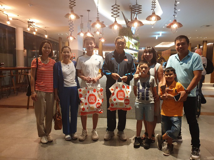 Overseas Vietnamese people in Newcastle present fruits to the Vietnam women’s football team.