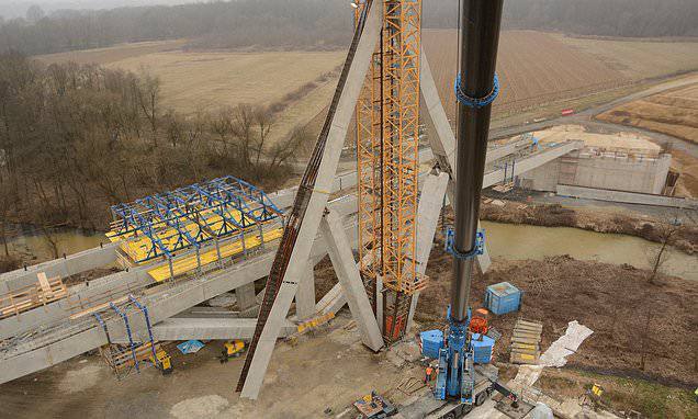 Chi&ecirc;m ngưỡng c&acirc;y cầu c&oacute; thể gập mở như chiếc d&ugrave; - Ảnh 1.