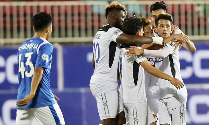 Hoang Anh Gia Lai (in white) clinch a shocking win against Quang Ninh Coal FC.