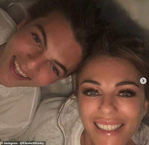 Người mẫu đ&igrave;nh đ&aacute;m Elizabeth Hurley sẽ t&igrave;m kiếm người t&igrave;nh mới ngay sau khi hết c&aacute;ch ly x&atilde; hội - Ảnh 1.