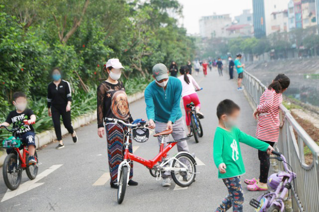 Cảnh báo: Phần lớn các ca lây nhiễm COVID-19 do tiếp xúc rất gần và không đeo khẩu trang - Ảnh 1.