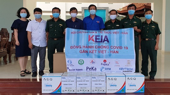 Members of VKEIA present medical supplies to Tay Ninh provincial border guards