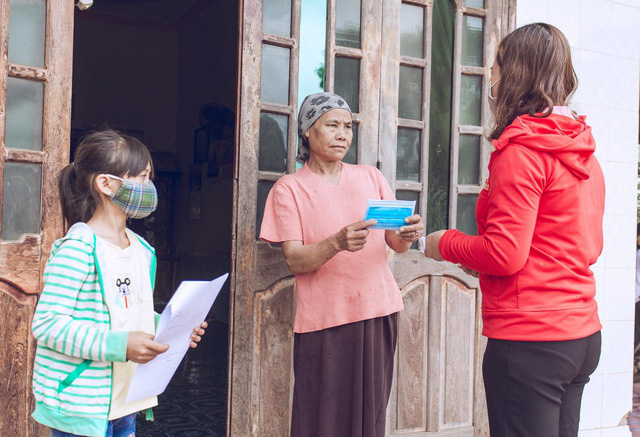 Thầy cô giáo vượt khó khăn tới tận thôn buôn giao bài tập cho học sinh - Ảnh 5.