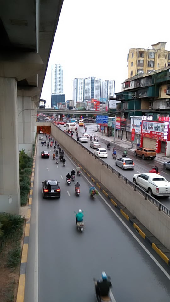 Hà Nội: Đường phố dần trở lại nhịp sống bình thường sau giãn cách xã hội - Ảnh 1.