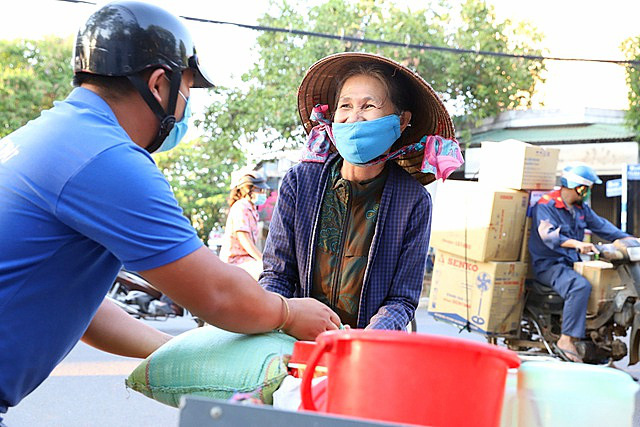 Chính thức ban hành quy định hỗ trợ người dân gặp khó khăn vì COVID-19 - Ảnh 2.