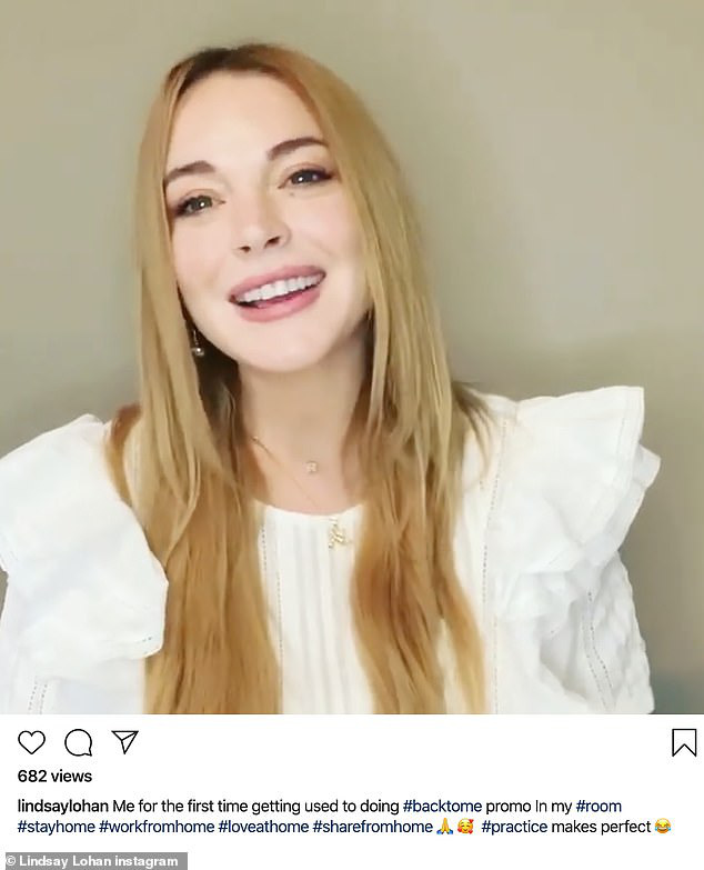 Lindsay Lohan ăn mặc lộng lẫy để... ngồi nhà quảng bá đĩa đơn mới - Ảnh 1.