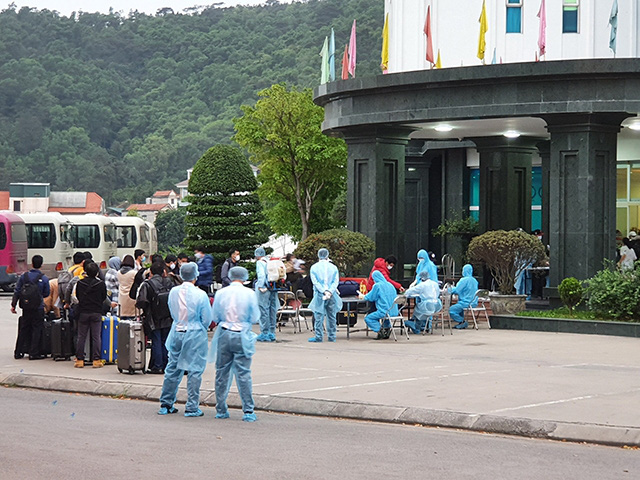 Medical examination for returnees from Japan. (Photo: NDO/Quang Tho) 