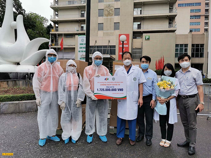 Representatives of Bach Mai Hospital receive medical masks and two ventilators presented by FPT Group. (Photo: NDO/Minh Hoang) 