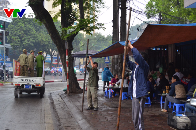 Hà Nội lại ra quân kiểm tra, xử lý lấn chiếm lòng đường, đòi lại vỉa hè - Ảnh 1.