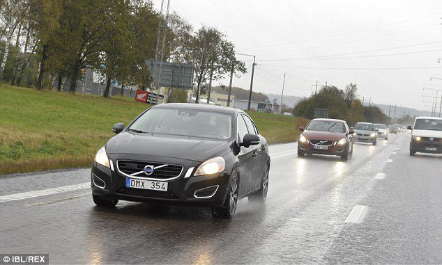 Trên thế giới, những nước nào bắt buộc bật đèn xe ban ngày? - Ảnh 1.