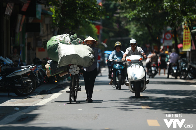 N&oacute;ng 39 độ, H&agrave; Nội hầm hập cả ng&agrave;y lẫn đ&ecirc;m - Ảnh 2.