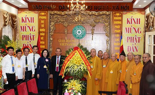 
Permanent Deputy PM Truong Hoa Binh presents congratulatory flowers to the Vietnam Buddhist Sangha Central Committee. (Photo: VGP)
