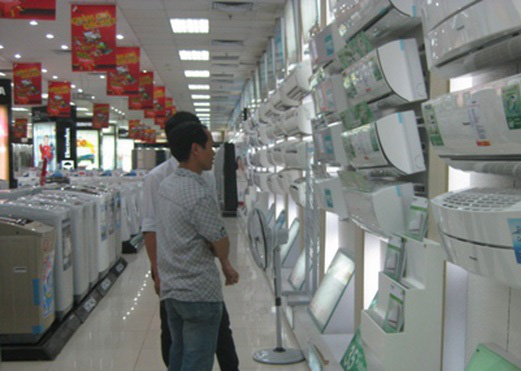 Điều hòa cháy hàng trong cái nắng như thiêu đốt - Ảnh 1. Điều hòa cháy hàng trong cái nắng như thiêu đốt - Ảnh 1.