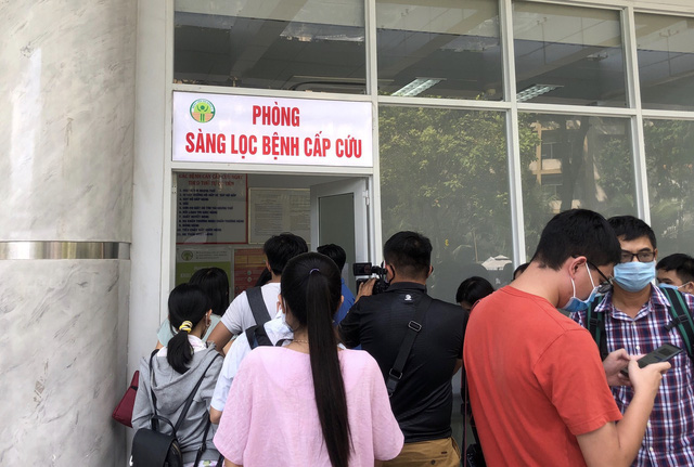 Cây phượng bật gốc trong sân trường ở TP.HCM: Một học sinh lớp 6 tử vong - Ảnh 1. Cây phượng bật gốc trong sân trường ở TP.HCM: Một học sinh lớp 6 tử vong - Ảnh 1.