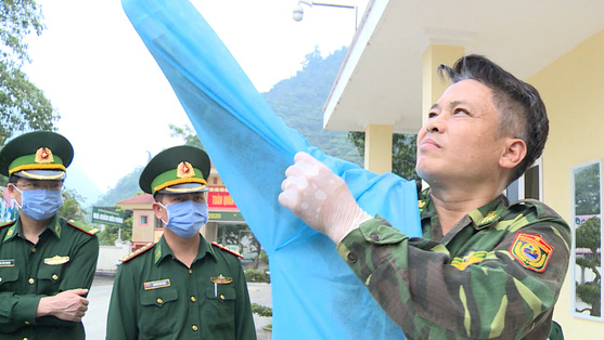 Chiến sĩ biên phòng Hà Giang đi từng ngõ, gõ từng nhà tuyên truyền chống COVID-19 - Ảnh 1.