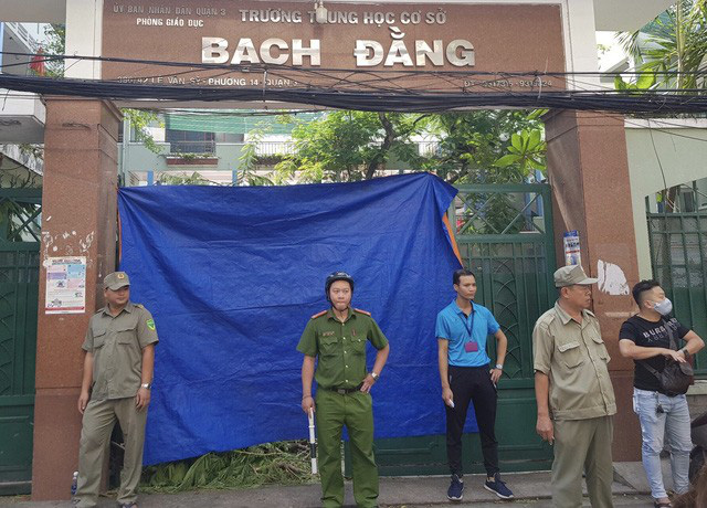 Cây phượng bật gốc trong sân trường ở TP.HCM: Một học sinh lớp 6 tử vong - Ảnh 2. Cây phượng bật gốc trong sân trường ở TP.HCM: Một học sinh lớp 6 tử vong - Ảnh 2.