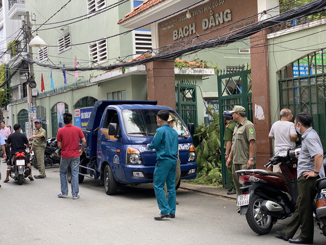 Cây phượng bật gốc trong sân trường ở TP.HCM: Một học sinh lớp 6 tử vong - Ảnh 3. Cây phượng bật gốc trong sân trường ở TP.HCM: Một học sinh lớp 6 tử vong - Ảnh 3.