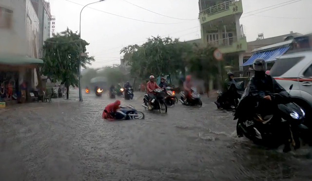 TP.HCM: Mưa lớn nhiều tuyến phố biến thành sông, người dân vật lộn  di chuyển - Ảnh 1.