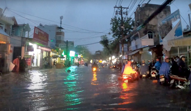 TP.HCM: Mưa lớn nhiều tuyến phố biến thành sông, người dân vật lộn  di chuyển - Ảnh 5.