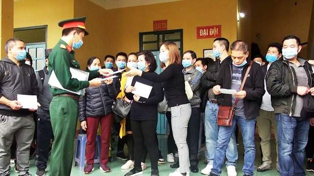 
Citizens receive certificates of isolation completion at the Military School of Hoa Binh Province, April 8, 2020. (Photo: NDO/Tran Hao)
