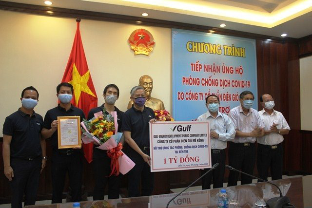 Representatives of Ben Tre province receive a donation of VND1 billion from Thailands Gulf Energy Development for the fight against the COVID-19 epidemic.