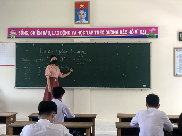 
Grade 12 students at Lap Vo 2 High School in Dong Thap Province return to school after a long break due to COVID-19. (Photo: NDO/Huu Nghia).
