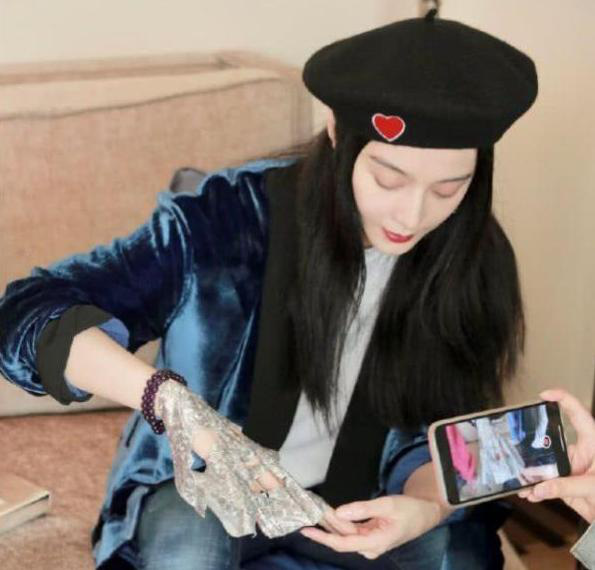 Phạm Băng Băng hậu bê bối trốn thuế, kiếm được tiền nhiều hơn cả khi đóng phim - Ảnh 1. Phạm Băng Băng hậu bê bối trốn thuế, kiếm được tiền nhiều hơn cả khi đóng phim - Ảnh 1.