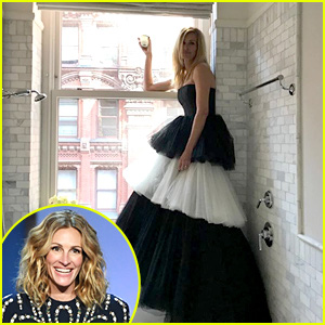 Người đàn bà đẹp Julia Roberts mặc váy lộng lẫy và... ngồi nhà dự Met Gala 2020 - Ảnh 1.