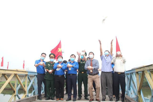 
Delegates release doves on Hien Luong bridge
