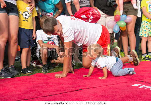 Ngộ nghĩnh cuộc thi b&ograve; của trẻ em ở Latvia - Ảnh 1.