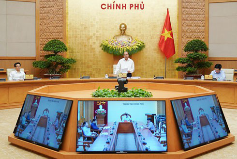 
PM Nguyen Xuan Phuc chairs a regular Cabinet meeting for April to review socio-economic development in April and the first four months of the year
