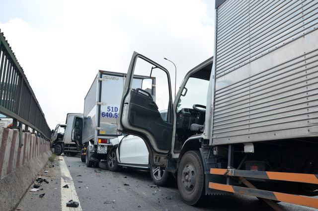 11 xe ô tô tông nhau kẹt dính trên Quốc lộ 1A làm ùn tắc 6,7 km - Ảnh 5.